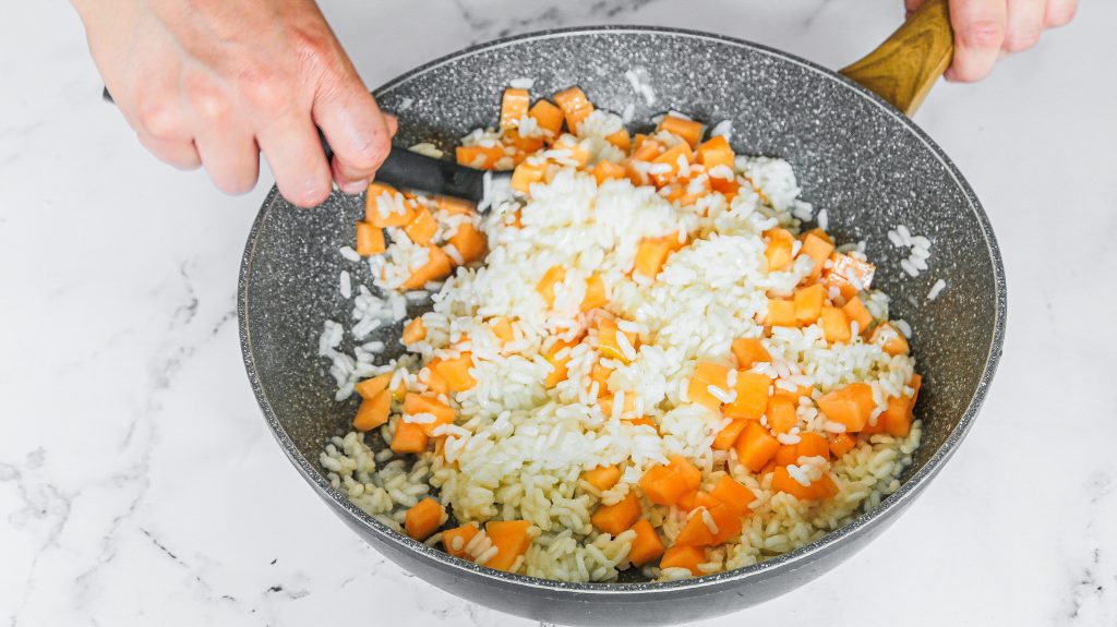 Risotto prosciutto e melone la ricetta del primo estivo fresco e originale