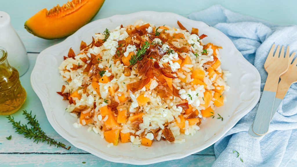 Risotto prosciutto e melone la ricetta del primo estivo fresco e originale