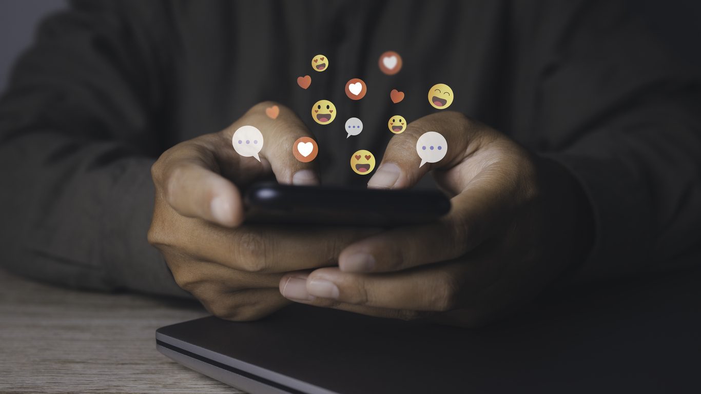 Le emoji gastronomiche più usate al mondo: vince la torta ma la classifica è "piccante"