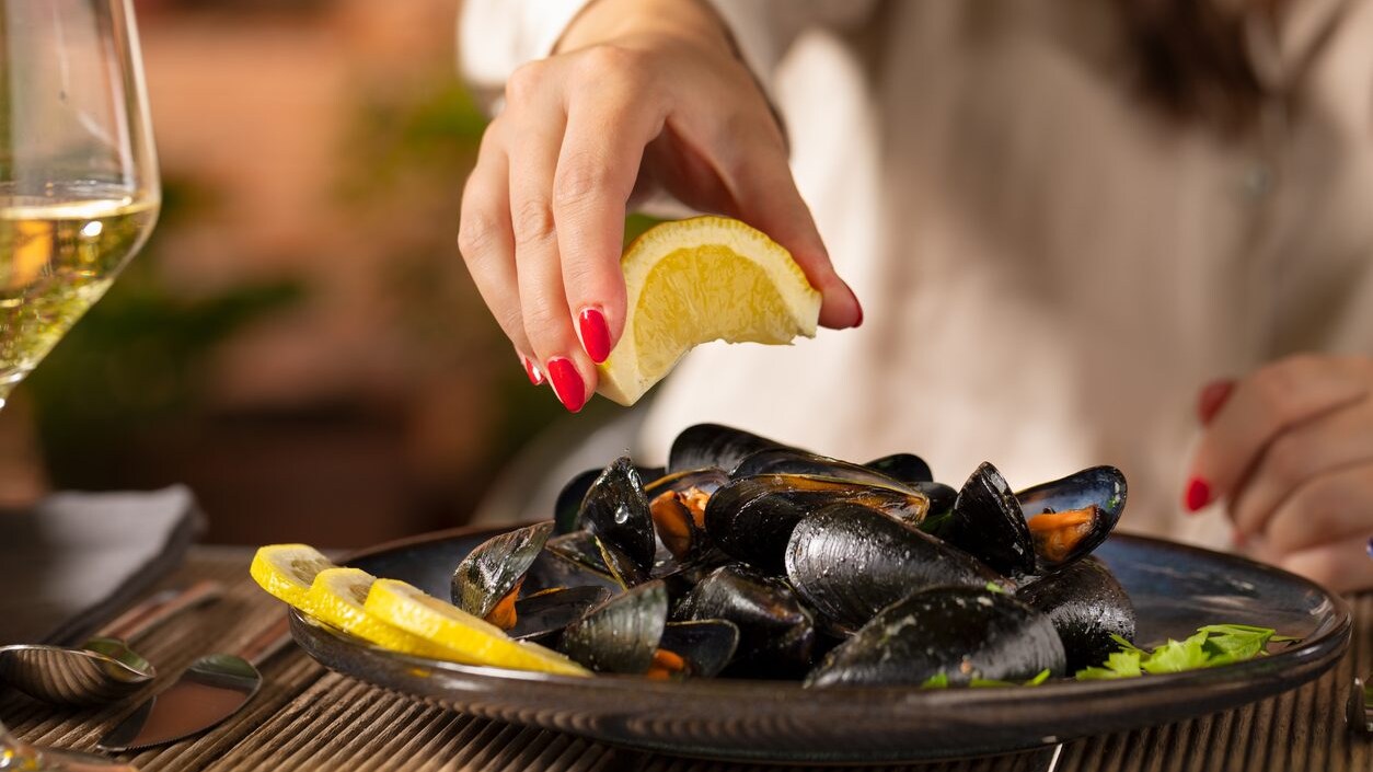 È-vero-che-il-limone-può-disinfettare-i-frutti-di-mare