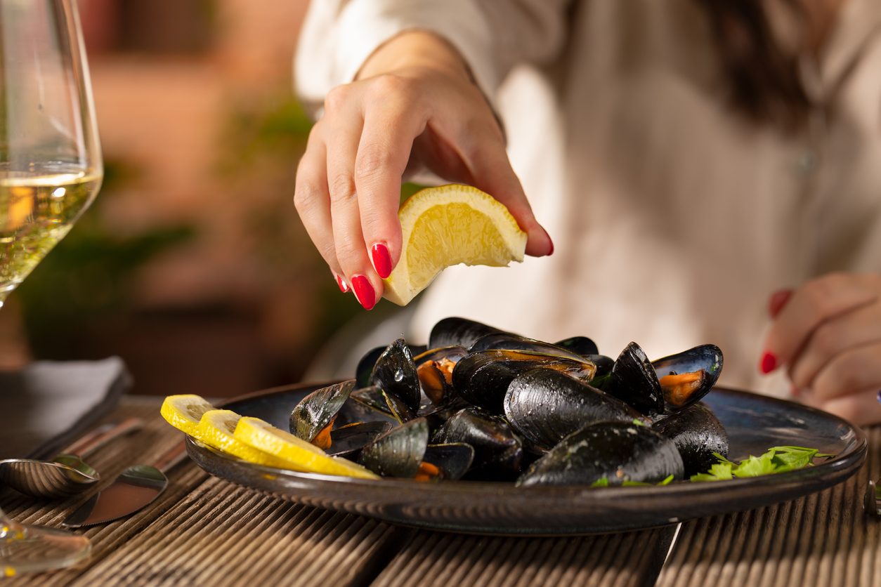 È-vero-che-il-limone-può-disinfettare-i-frutti-di-mare