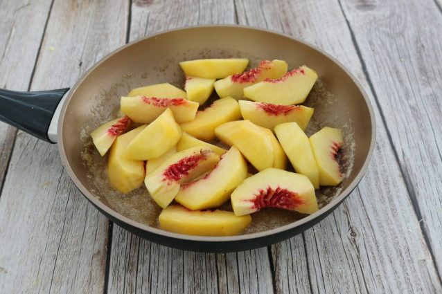 pesche-caramellate-la-ricetta-del-dessert-veloce-e-delizioso