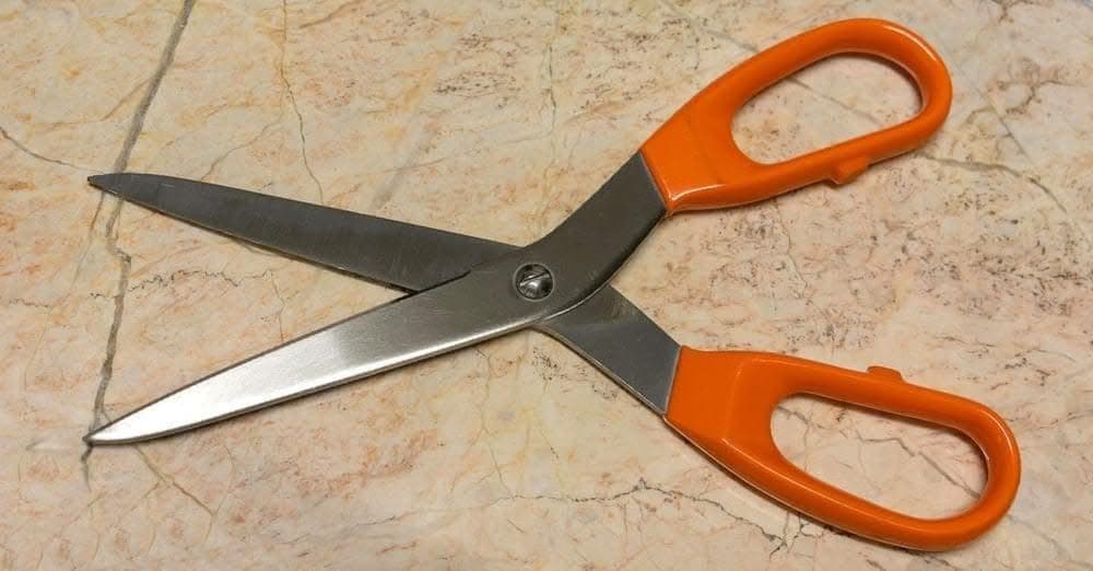 Come affilare forbici e coltelli in cucina: i metodi da usare e i consigli più efficaci