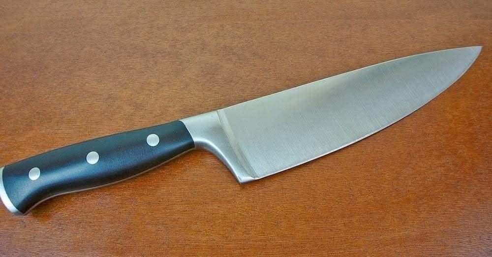 Come affilare forbici e coltelli in cucina: i metodi da usare e i consigli più efficaci