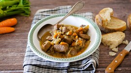 Spezzatino con cipolle