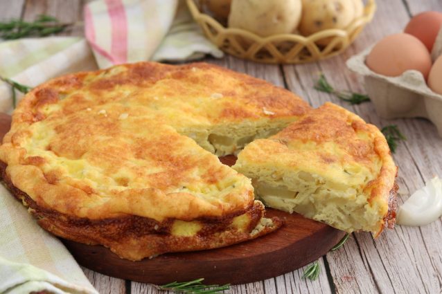 Frittata di patate e cipolle: la ricetta del piatto saporito e gustoso