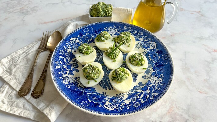 Uova ripiene agli spinaci