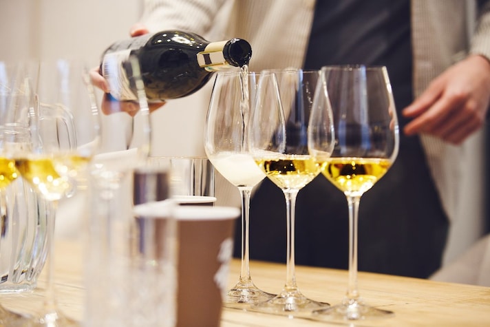 galateo-dello-champagne-asciugare-bottiglia