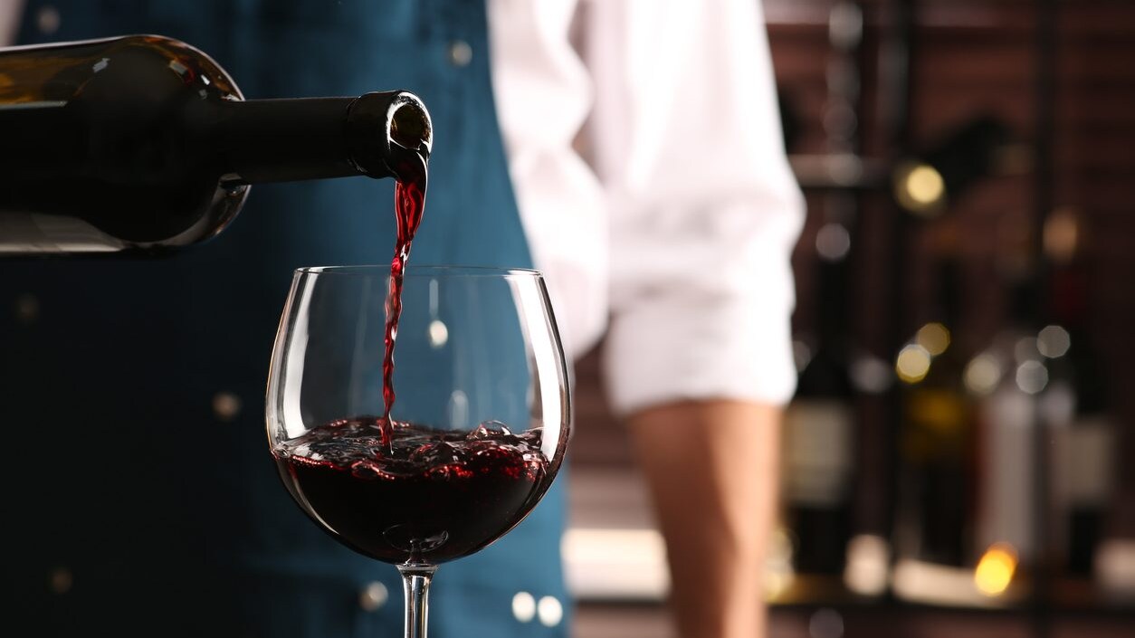galateo-servire-vino