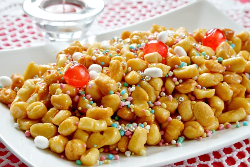 Mille e uno struffolo: tutte le versioni e i nomi del colorato dolce fritto