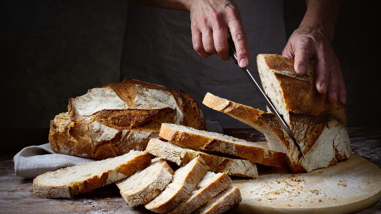 come-servire-pane-galateo