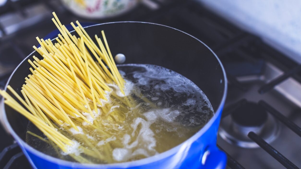 perche-spaghetti-incurvano-gravita