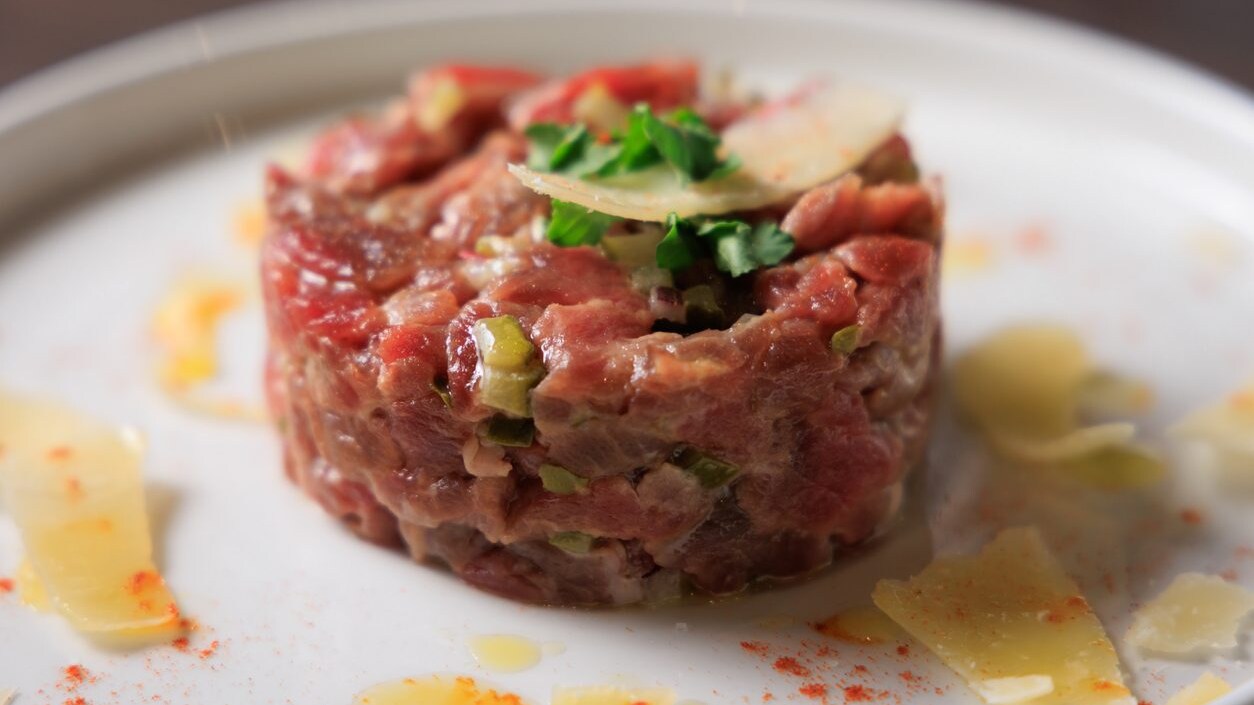 mangiare-carne-cruda-e-pericoloso