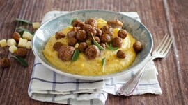 Polenta con polpettine e salsiccia