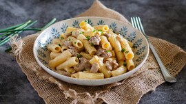 Pasta con crema di patate e salsiccia