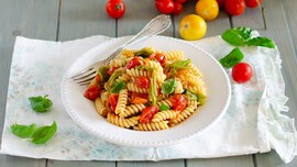 Pasta fiori di zucca e pomodorini