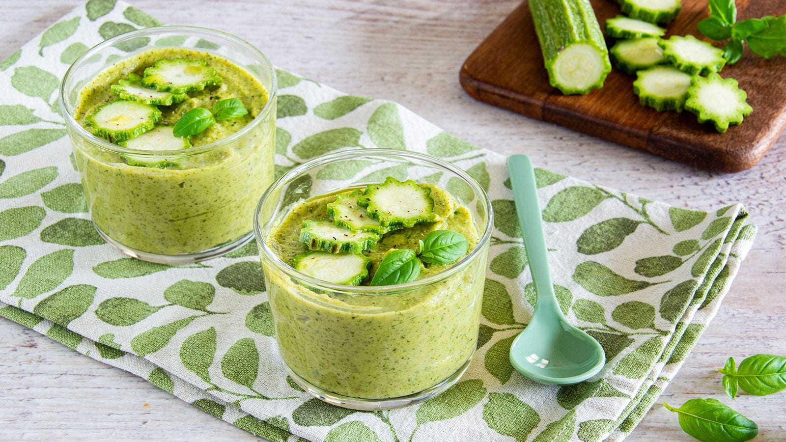 Gazpacho di zucchine: la ricetta della variante estiva saporita e leggera