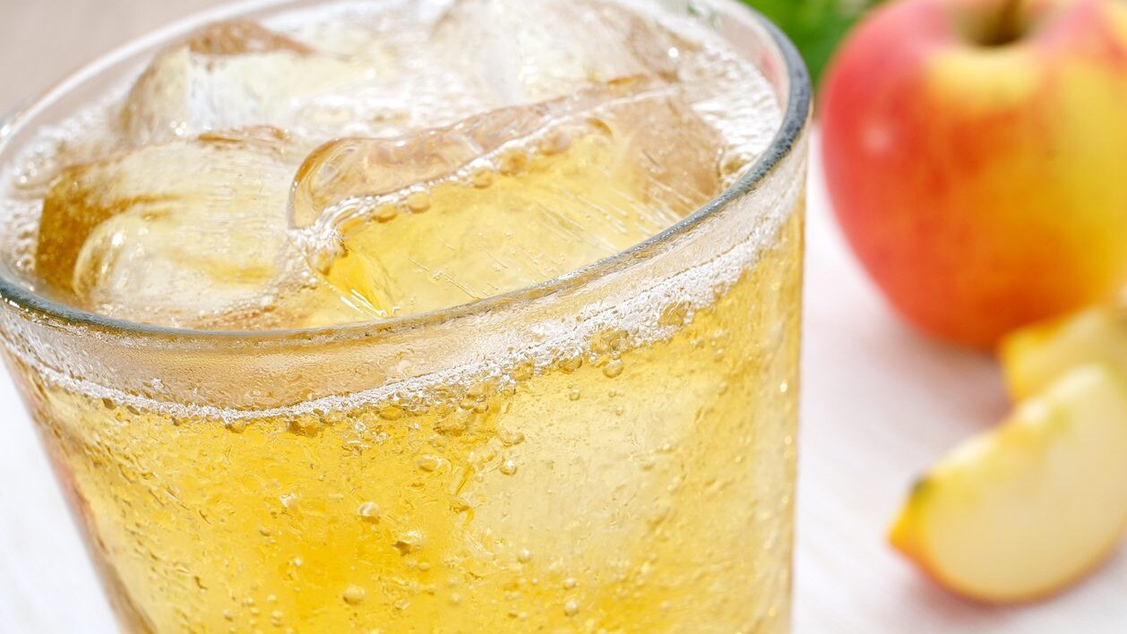Apfelschorle-succo-di-mela-spritzer