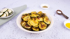 chips di zucchine in un piatto