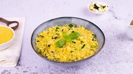 una ciotola con cous cous, zucchine e basilico