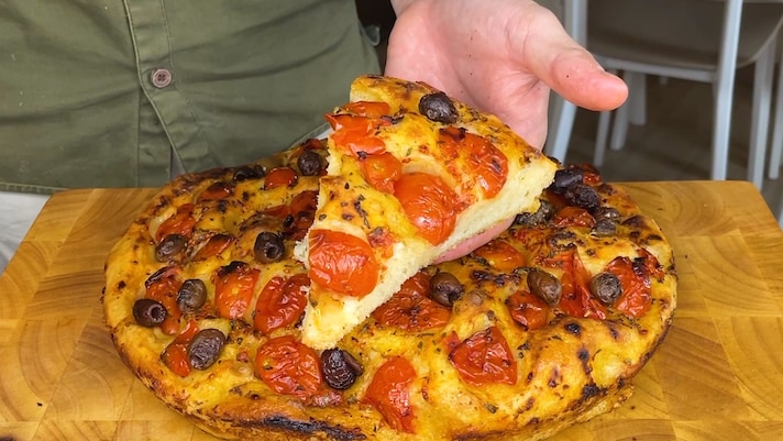 triangolo di focaccia barese cotto