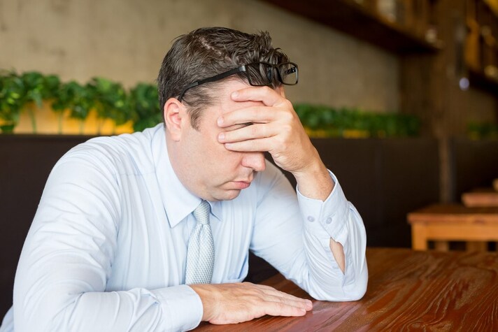 7-indizi-che-stai-per-mangiare-in-un-pessimo-ristorante-attesa-al-tavolo
