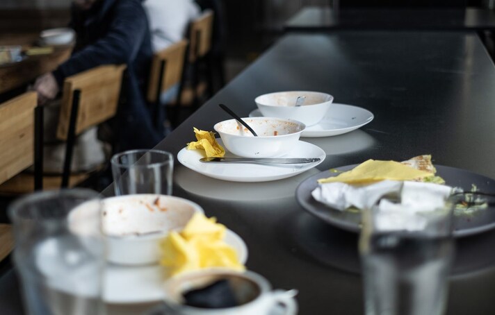 7-indizi-che-stai-per-mangiare-in-un-pessimo-ristorante-odori-forti