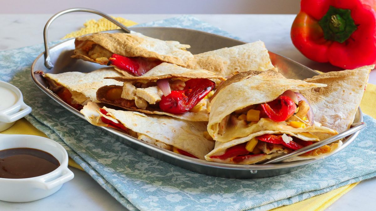 Quesadillas con pollo, peperoni e formaggio
