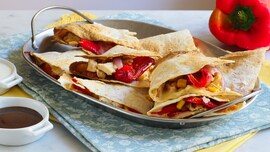 Quesadillas con pollo, peperoni e formaggio
