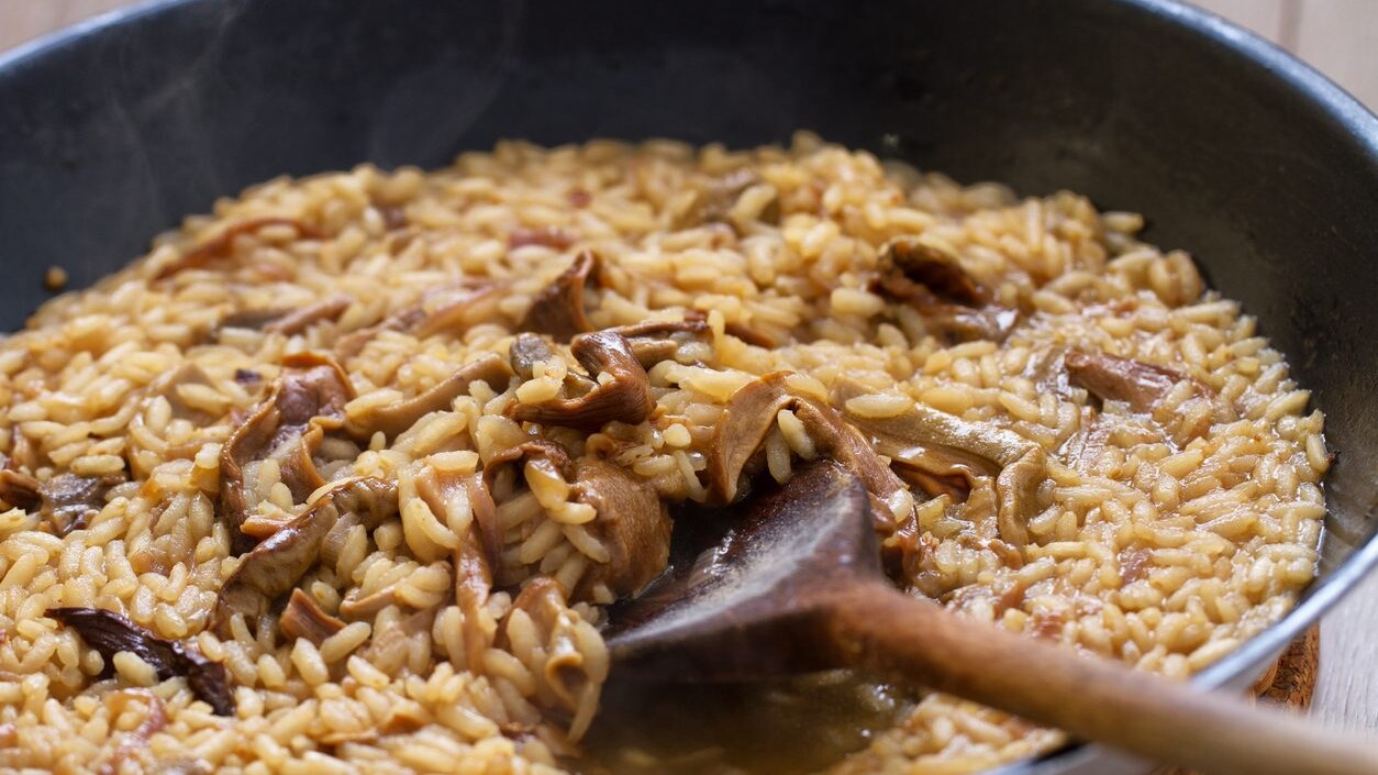 aggiungere-brodo-un-po-per-volta-risotto