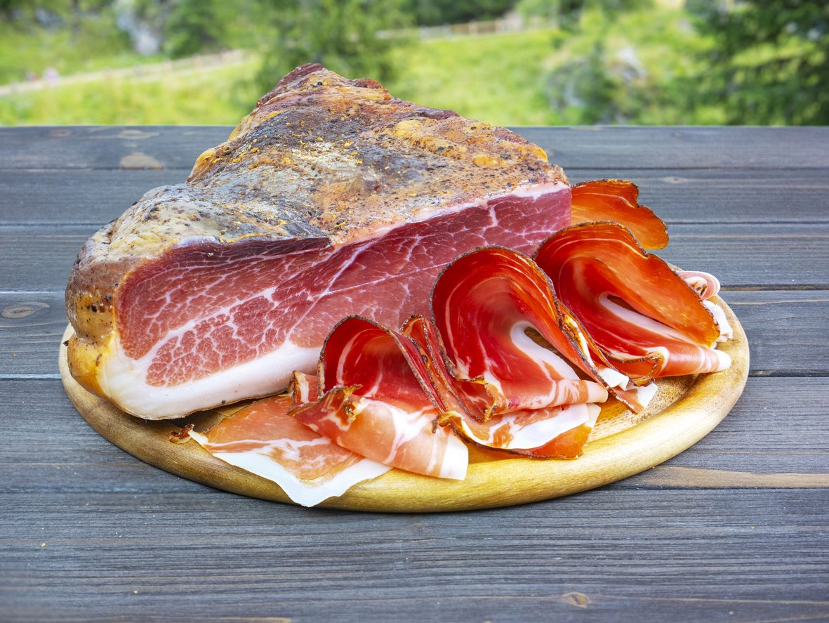 Differenza tra prosciutto crudo e speck: dolcezza e affumicatura