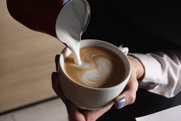 come-fare-cappuccino-perfetto-come-si-versa-il-latte