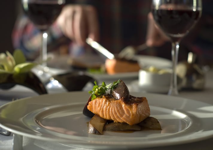 che-vino-rosso-abbinare-al-pesce