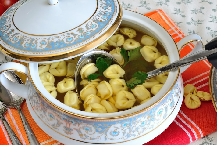 come-servire-tortellini-brodo-natale