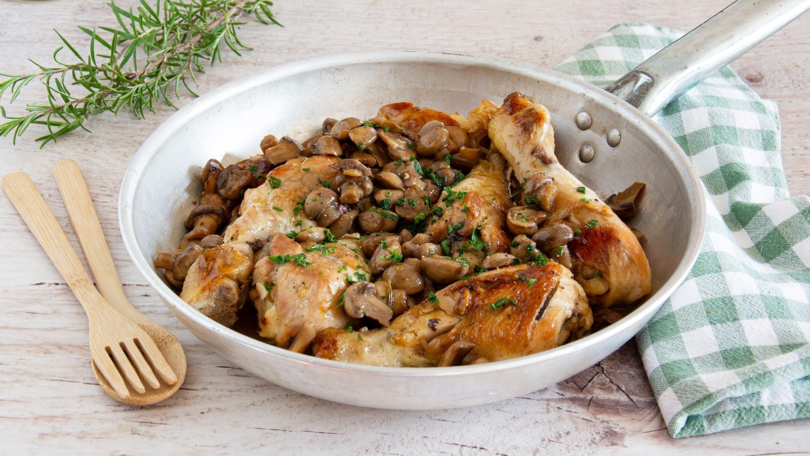 Pollo ai funghi: la ricetta veloce e gustosa