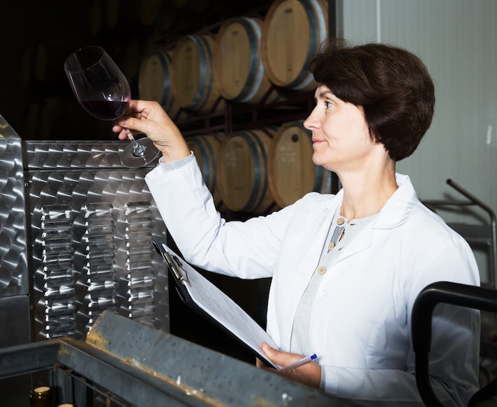 sommelier-assaggiatore-vino-cosa-fanno