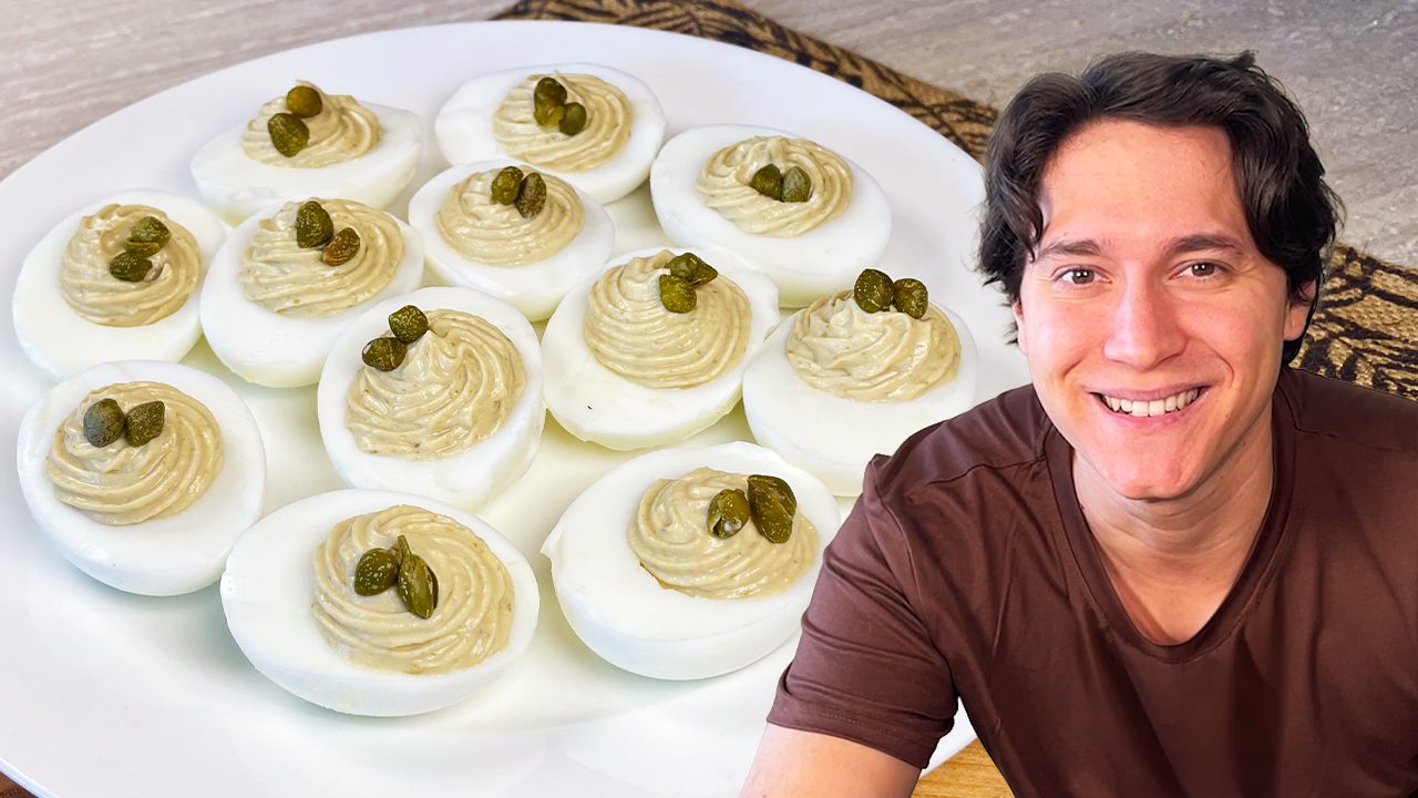 Uova ripiene: la ricetta base con il tonno e 5 farciture sfiziose per un antipasto originale