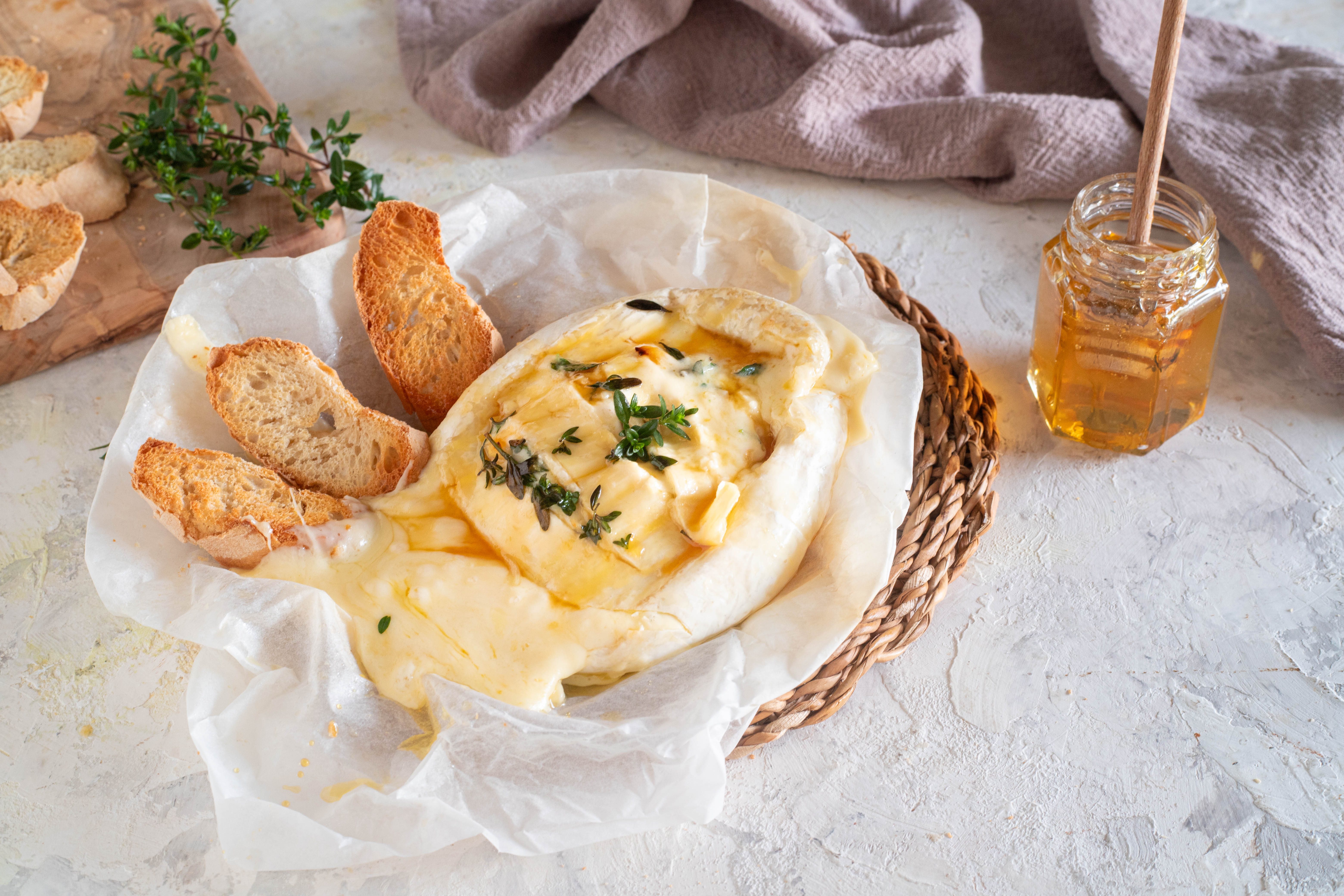 Camembert al forno: la ricetta dell’antipasto filante e super goloso-image