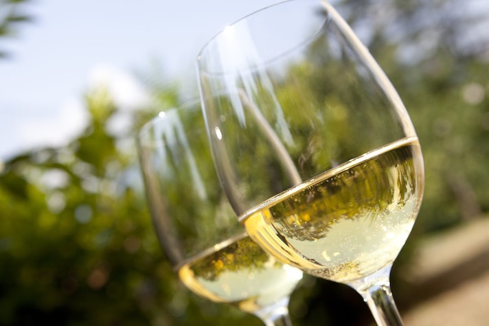 quanto-vino-bianco-si-versa-nel-bicchiere