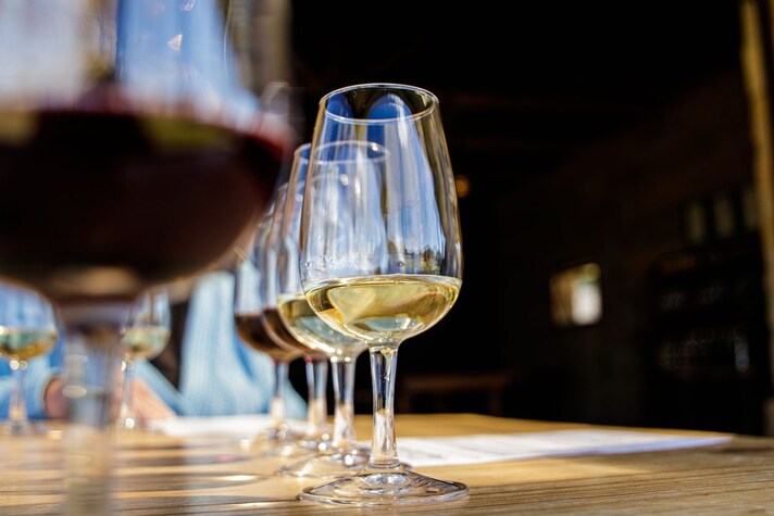 quanto-vino-degustazione-si-versa-nel-bicchiere