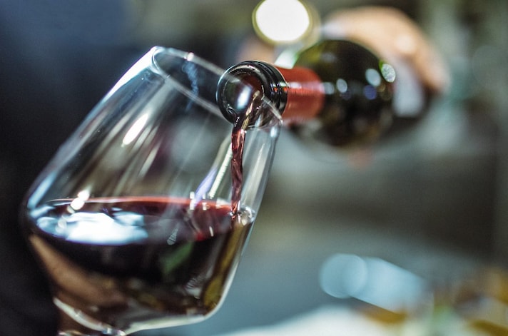 quanto-vino-rosso-si-versa-nel-bicchiere