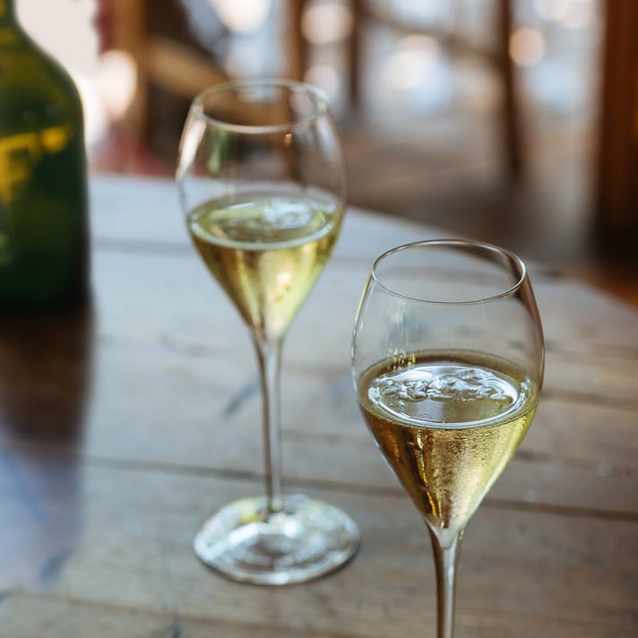 quanto-vino-spumante-si-versa-nel-bicchiere