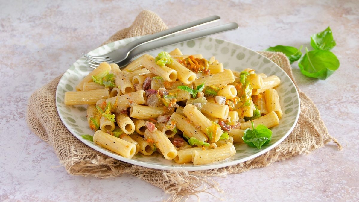 Pasta con fiori di zucca