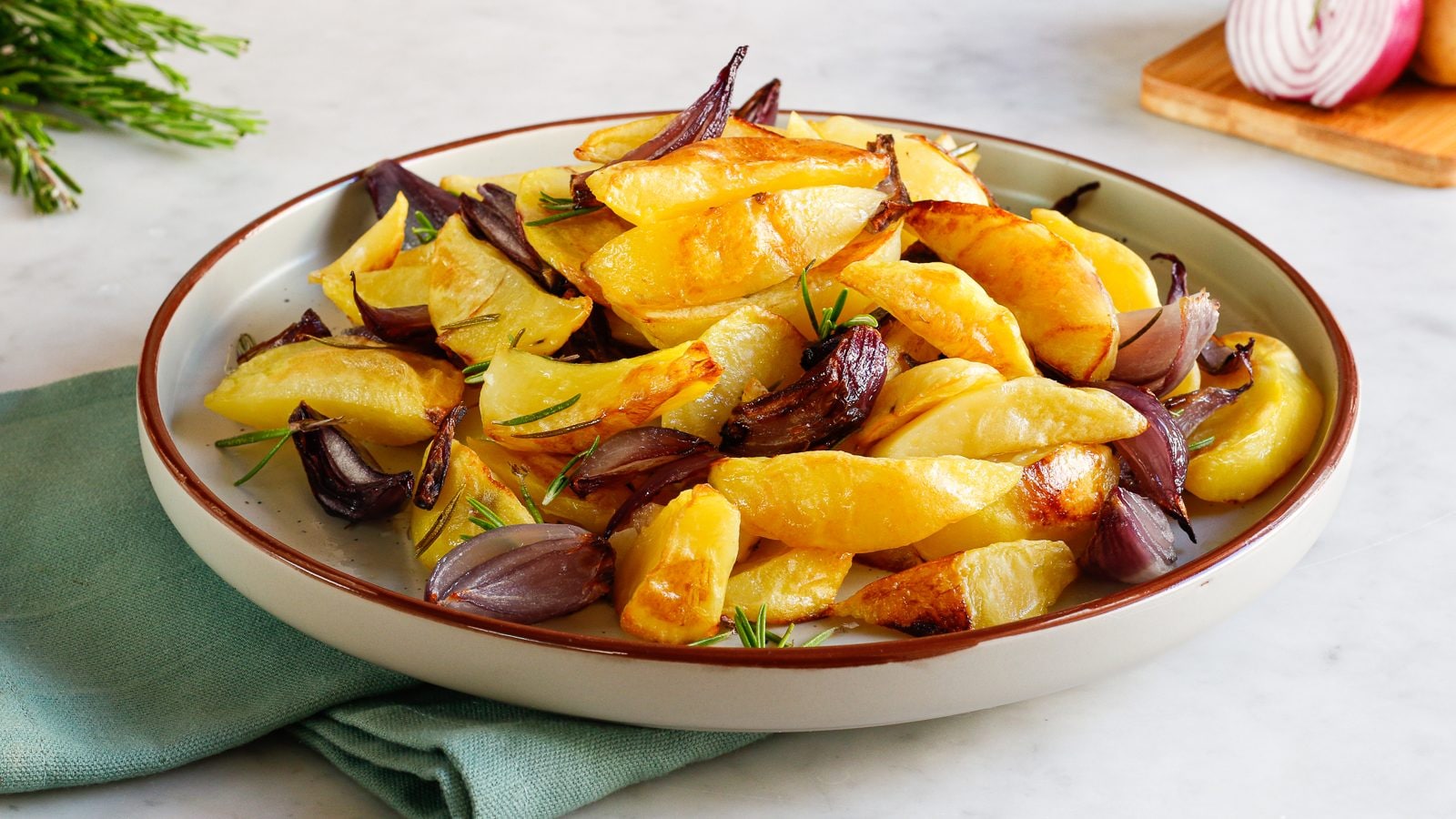 Patate e cipolle al forno: la ricetta del contorno fragrante e saporito