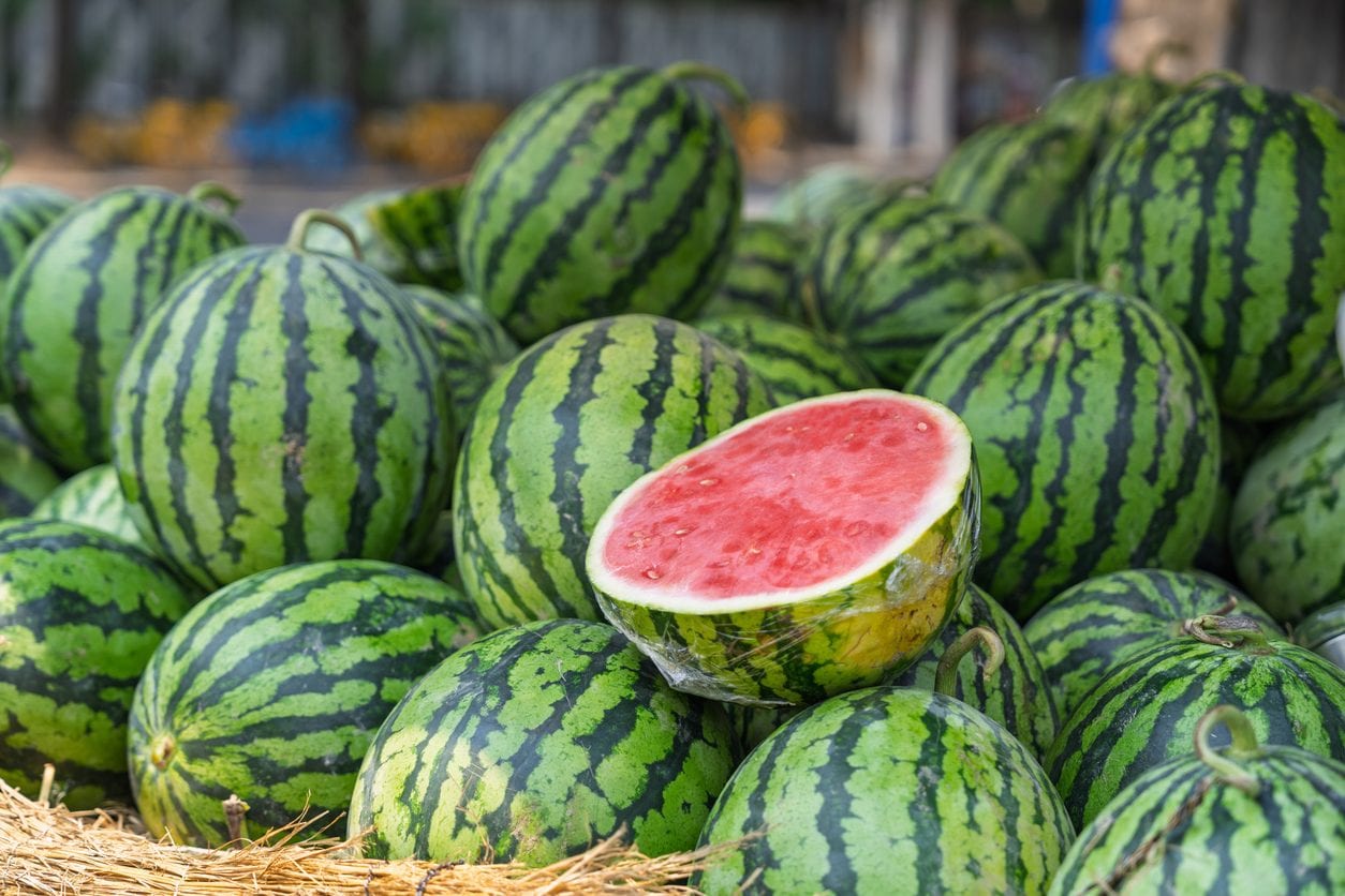 Frutta e verdura che nessuno lava (ma dovrebbe): i rischi nascosti nel piatto