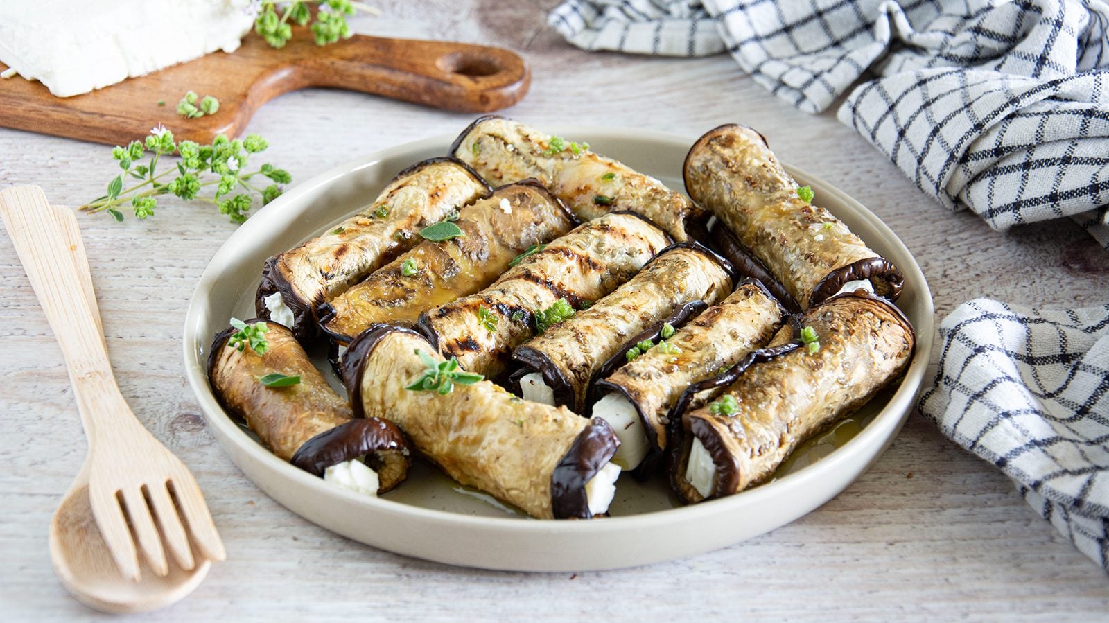 Involtini freddi di melanzane: la ricetta dell'antipasto estivo veloce e sfizioso