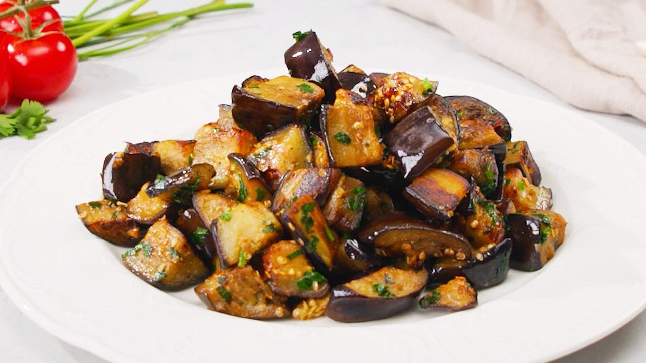 Melanzane in padella: la ricetta del tipico contorno estivo saporito