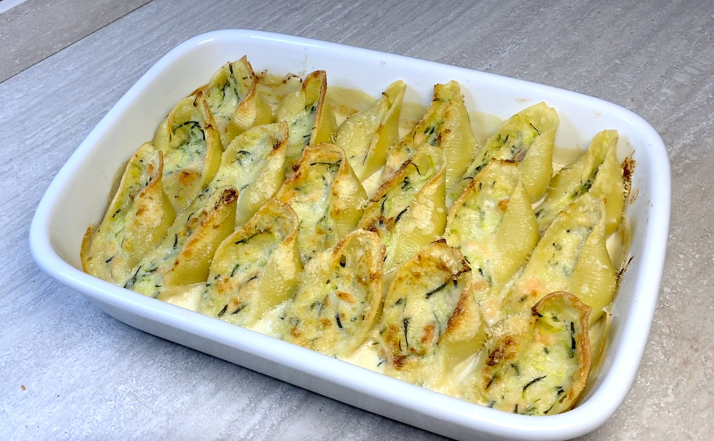 Conchiglioni salmone e zucchine: la ricetta del primo piatto al forno ricco e gustoso