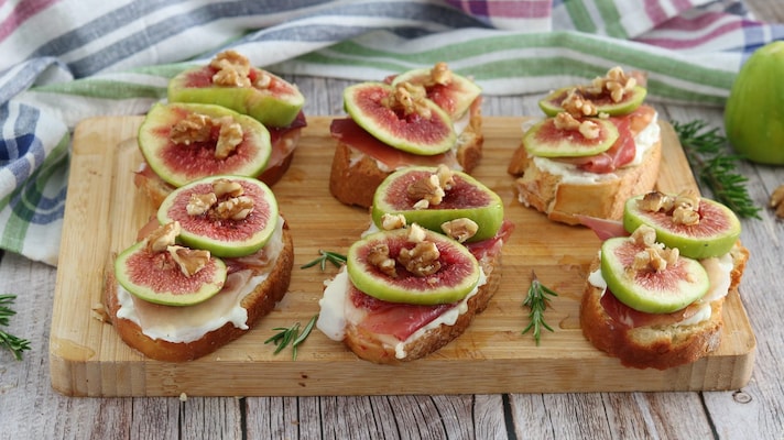 crostini-con-fichi-stracchino-e-prosciutto