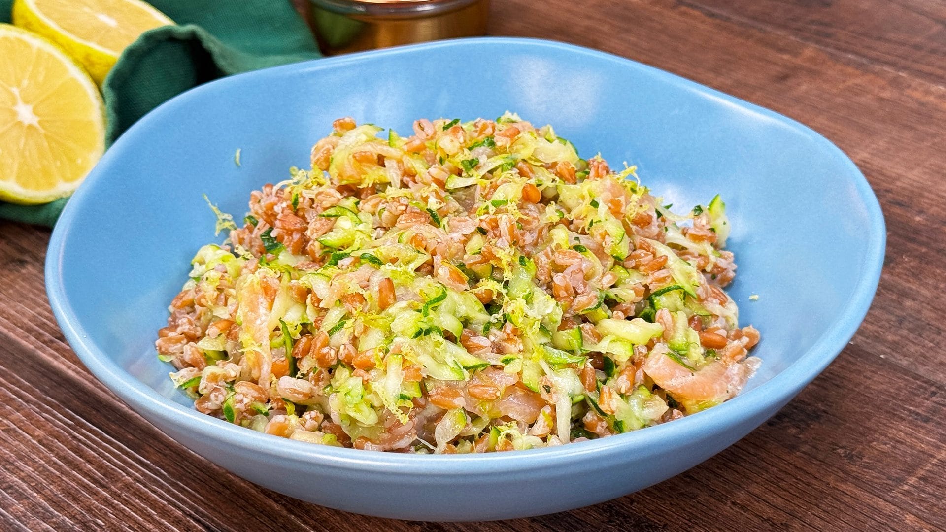 Farro con zucchine e salmone: la ricetta del piatto unico semplice e genuino